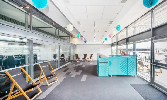 Room with bar and decorations